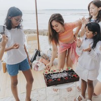Dirayakan sederhana di tepi pantai, ulang tahunnya itu tampak sederhana tanpa adanya dekorasi khusus yang mewah. Foto: Instagram/@wulanguritno
