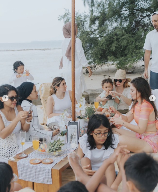 Acara ulang tahunnya itu juga tampak ramai dihadiri oleh keluarga dan kerabat dekat Wulan. Mereka tampak makan-makan dan duduk mengobrol bersama. Foto: Instagram/@wulanguritno