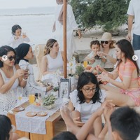 Acara ulang tahunnya itu juga tampak ramai dihadiri oleh keluarga dan kerabat dekat Wulan. Mereka tampak makan-makan dan duduk mengobrol bersama. Foto: Instagram/@wulanguritno