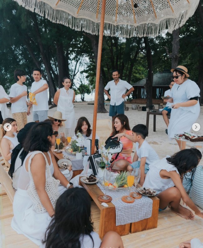 Seperti ketiga anak Wulan, para tamu undangan yang hadir juga kompak mengenakan pakaian berwarna putih. Foto: Instagram/@wulanguritno