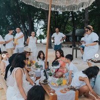 Seperti ketiga anak Wulan, para tamu undangan yang hadir juga kompak mengenakan pakaian berwarna putih. Foto: Instagram/@wulanguritno