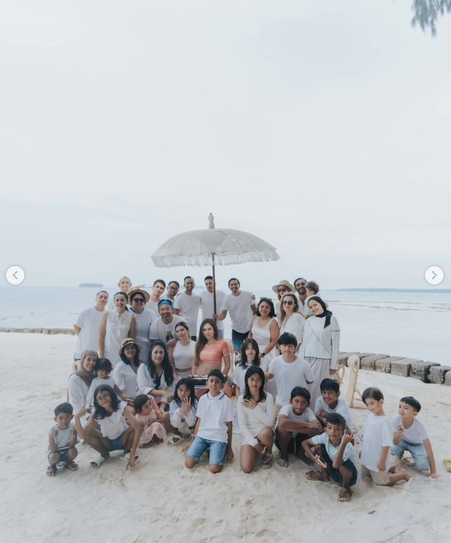 Melihat penampilan Wulan yang masih begitu menawan di usia 43 tahun, tak sedikit netizen yang sampai dibuat tak percaya jika Wulan sudah berkepala 4. What 43?? Where? Happy birthday you hottie! Love you! komentar salah seorang netizen. Foto: Instagram/@wulanguritno