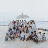 Melihat penampilan Wulan yang masih begitu menawan di usia 43 tahun, tak sedikit netizen yang sampai dibuat tak percaya jika Wulan sudah berkepala 4. What 43?? Where? Happy birthday you hottie! Love you! komentar salah seorang netizen. Foto: Instagram/@wulanguritno