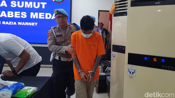 AFS saat dihadirkan dalam paparan kasus di Mapolrestabes Medan. (Goklas Wisely/detikcom)