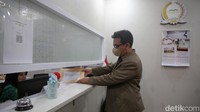 Perwakilan dari Front Penyelamat Reformasi Indonesia mengirimkan surat atas nama World for Ganjar Mahfud ke gedung Sekretariat Jendral Dewan Perwakilan Rakyat Republik Indonesia (DPR RI), Jakarta, Rabu (17/4/2024).
