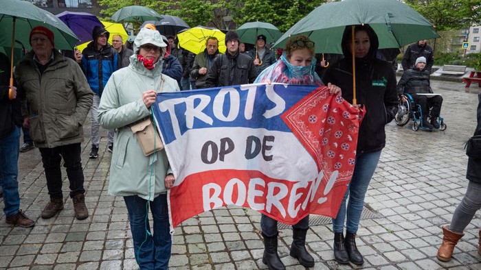 Petani Belanda melakukan aksi protes di jalanan Brussel, Belgia. Mereka menyuarakan ketidakpuasan mereka terhadap peraturan baru terkait pupuk kandang.