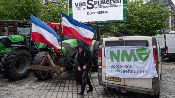 Petani Belanda melakukan aksi protes di jalanan Brussel, Belgia. Mereka menyuarakan ketidakpuasan mereka terhadap peraturan baru terkait pupuk kandang.