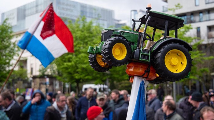 Petani Belanda melakukan aksi protes di jalanan Brussel, Belgia. Mereka menyuarakan ketidakpuasan mereka terhadap peraturan baru terkait pupuk kandang.