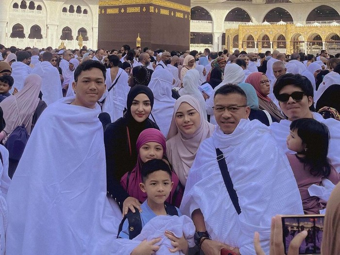 Anang Hermansyah dan keluarga Lebaran di Makkah.