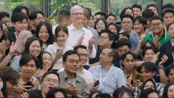 Tentu saja tak ketinggalan semuanya berfoto dengan Tim Cook. Foto: Dok Apple