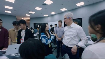 Tim Cook kemudian bertemu para alumni Apple Developer Academy. Tim Peta Netra berkesempatan presentasi aplikasinya. Mendengar penjelasan Jessi Febria, Co-Founder Peta Netra, Tim Cook terperangah. Tidak saja karena manfaat yang diberikan, sederet penghargaan yang diterima membuat bos Apple langsung memberi pujian. “Karya luar biasa, aplikasi ini akan membantu banyak orang,” ujarnya. Foto: Dok Apple