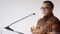 Menteri Pendayagunaan Aparatur Negara dan Reformasi Birokrasi (PANRB) Abdullah Azwar Anas didampingi Wamen Kominfo Nezar Patria memberikan keterangan pers di Kantor Kementrian Kominfo, Jakarta, Rabu (17/4/2024).