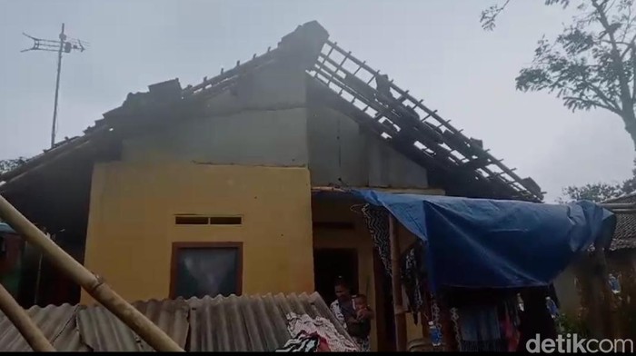 Atap Rumah Warga di Pandeglang Rusak Disapu Angin Kencang