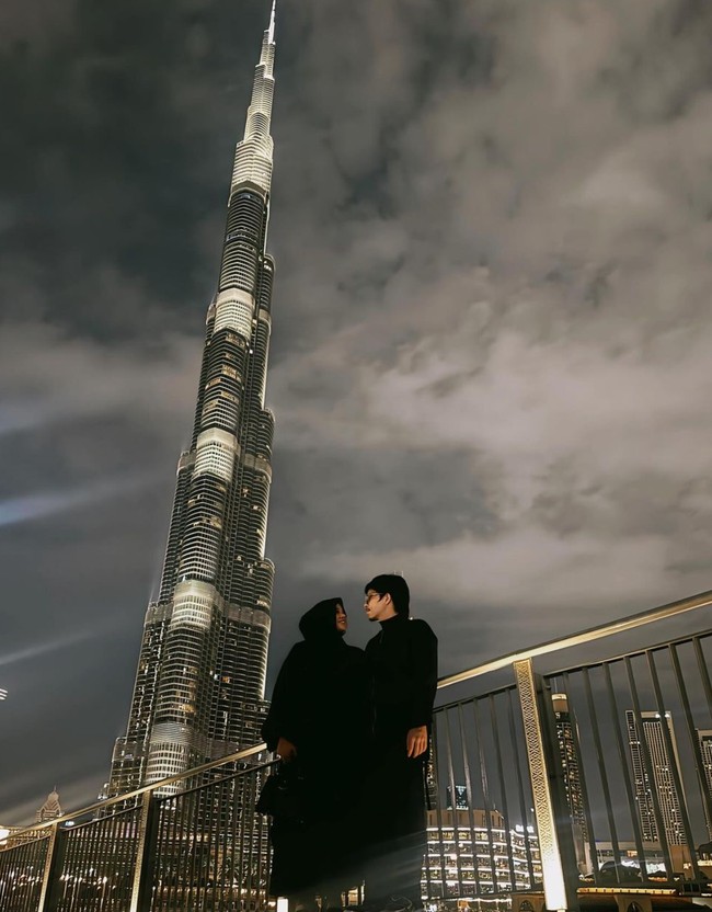 Dalam keterangan unggahannya Atta mengungkapkan jika Dubai merupakan negara impian sang istri. Tampak keduanya berpose di  depan bangunan ikonik di sana, Burj Khalifa. Foto: Instagram/@attahalilintar