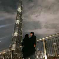 Dalam keterangan unggahannya Atta mengungkapkan jika Dubai merupakan negara impian sang istri. Tampak keduanya berpose di  depan bangunan ikonik di sana, Burj Khalifa. Foto: Instagram/@attahalilintar
