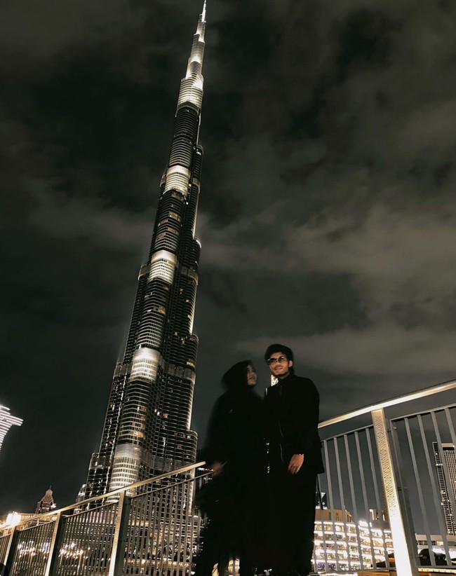 Tampil kompak, pasangan yang menikah pada 3 April 2021 itu memilih sama-sama mengenakan pakaian serba hitam. Pasangan yang sudah memiliki 2 orang anak itu juga terlihat mesra. Foto: Instagram/@attahalilintar