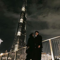 Tampil kompak, pasangan yang menikah pada 3 April 2021 itu memilih sama-sama mengenakan pakaian serba hitam. Pasangan yang sudah memiliki 2 orang anak itu juga terlihat mesra. Foto: Instagram/@attahalilintar