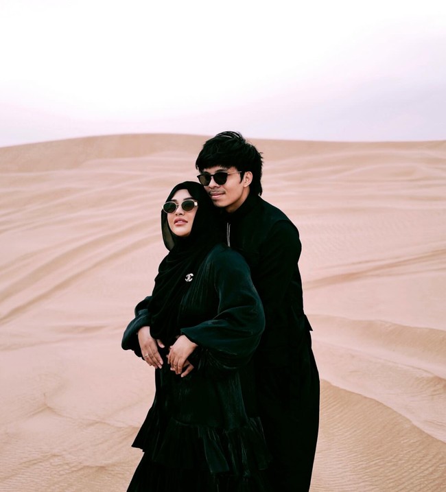 Keduanya juga terlihat memamerkan pose mesra mereka saat berada di tengah-tengah gurun pasir. Atta tampak memeluk mesra sang istri dari belakang. Foto: Instagram/@attahalilintar