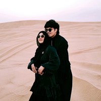 Keduanya juga terlihat memamerkan pose mesra mereka saat berada di tengah-tengah gurun pasir. Atta tampak memeluk mesra sang istri dari belakang. Foto: Instagram/@attahalilintar