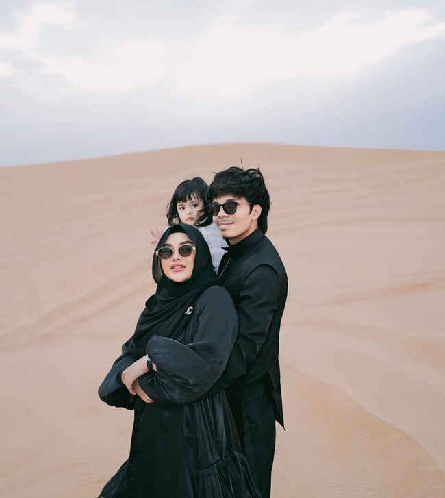 Anak pertamanya, Ameena juga ikut berpose bersaama. Digendong Atta, Ameena tampak menggemaskan dengan rambut berponinya. Foto: Instagram/@attahalilintar