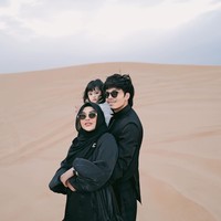 Anak pertamanya, Ameena juga ikut berpose bersaama. Digendong Atta, Ameena tampak menggemaskan dengan rambut berponinya. Foto: Instagram/@attahalilintar