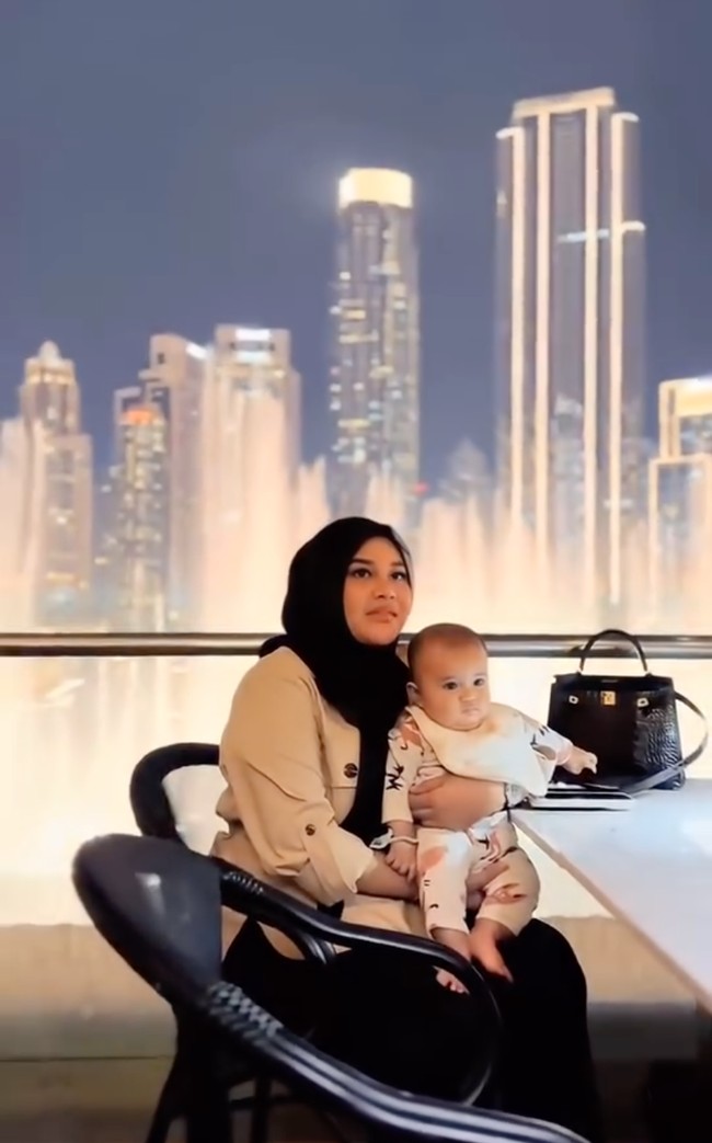Putri kedua Atta dan Aurel, Azzura juga tampak ikut ke Dubai bersama kakak dan kedua orangtuanya. Foto: Instagram/@attahalilintar