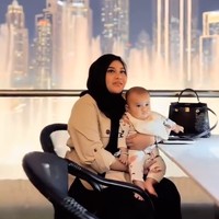 Putri kedua Atta dan Aurel, Azzura juga tampak ikut ke Dubai bersama kakak dan kedua orangtuanya. Foto: Instagram/@attahalilintar