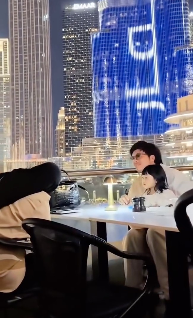 Keempatnya juga terlihat dinner bersama sambil menikmati pemandangan gedung-gedung di sana. Foto: Instagram/@attahalilintar