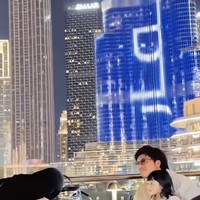 Keempatnya juga terlihat dinner bersama sambil menikmati pemandangan gedung-gedung di sana. Foto: Instagram/@attahalilintar