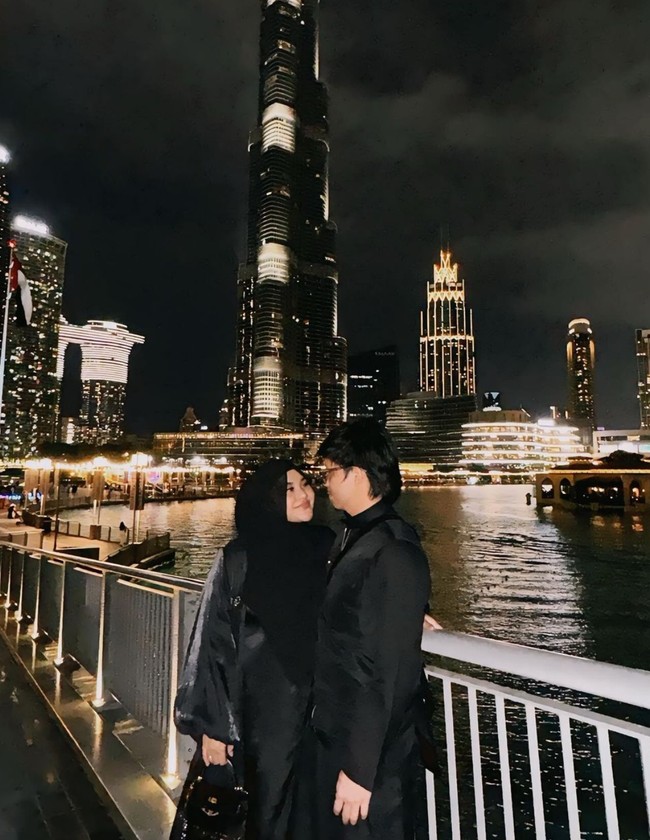 Setelah menunaikan ibadah umroh di Tanah Suci, Atta dan Aurel kembali melanjutkan perjalanan mereka dengan mengunjungi Dubai. Tak hanya sekedar berlibur, kunjungan Atta dan Aurel ke Dubai sekaligus untuk merayakan anniversary pernikahan mereka yang ke-3. Foto: Instagram/@attahalilintar