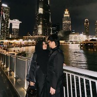 Setelah menunaikan ibadah umroh di Tanah Suci, Atta dan Aurel kembali melanjutkan perjalanan mereka dengan mengunjungi Dubai. Tak hanya sekedar berlibur, kunjungan Atta dan Aurel ke Dubai sekaligus untuk merayakan anniversary pernikahan mereka yang ke-3. Foto: Instagram/@attahalilintar