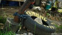 Bagian dasar tiang diganjal oleh batu dan ban.