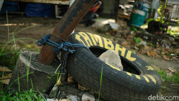 Terdapat tiang yang sangat miring di Jalan Pondok Cabe Raya, Tangsel. Kemiringan tiang dikhawatirkan membahayakan pengguna jalan.