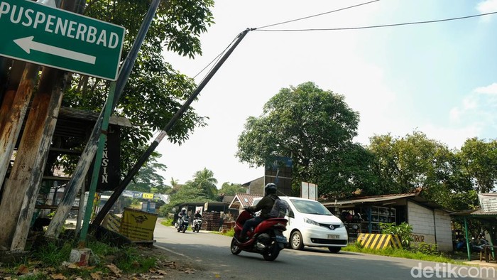 Awas Gaes, Ada Tiang Miring di Pondok Cabe Tangsel Terdapat tiang yang sangat miring di Jalan Pondok Cabe Raya, Tangsel. Kemiringan tiang dikhawatirkan membahayakan pengguna jalan.