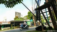Kemiringan tiang dikhawatirkan membahayakan pengguna jalan yang melintas.