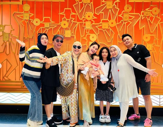 Selama di Malaysia Ayu dan keluarganya itu banyak mengunjungi tempat-tempat wisata bersama. Ekspresi bahagia pun jelas terpancar di wajah Ayu dan keluarganya. Foto: Instagram/@ayutingting92