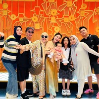 Selama di Malaysia Ayu dan keluarganya itu banyak mengunjungi tempat-tempat wisata bersama. Ekspresi bahagia pun jelas terpancar di wajah Ayu dan keluarganya. Foto: Instagram/@ayutingting92