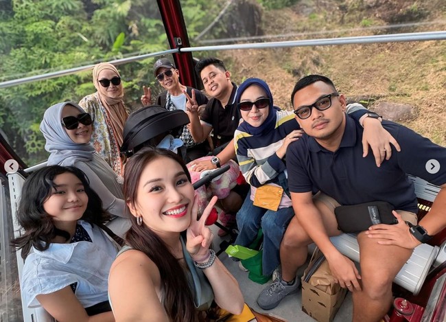Salah satu yang dkunjungi Ayu dan keluarga ialah Malaysia Genting Highlands Theme Park. Di sana ia dan keluarganya juga menjajal menaiki gondola bersama-sama. Foto: Instagram/@ayutingting92