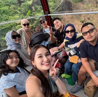 Salah satu yang dkunjungi Ayu dan keluarga ialah Malaysia Genting Highlands Theme Park. Di sana ia dan keluarganya juga menjajal menaiki gondola bersama-sama. Foto: Instagram/@ayutingting92