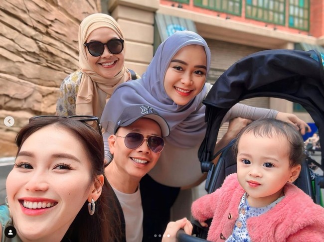 Bahagia bisa berlibur dan menghabiskan waktu bersama-sama, Ayu bersama kedua orangtua, adik, serta keponakannya tampak memamerkan senyum sumringah mereka. Foto: Instagram/@ayutingting92