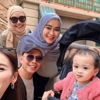 Bahagia bisa berlibur dan menghabiskan waktu bersama-sama, Ayu bersama kedua orangtua, adik, serta keponakannya tampak memamerkan senyum sumringah mereka. Foto: Instagram/@ayutingting92