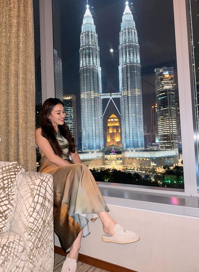 Ayu juga memamerkan pemandangan dari dalam hotel tempatnya menginap. Terlihat jika kamar hotelnya itu menyuguhkan pemandangan gedung-gedung di sana dan menara kembar Petronas. Foto: Instagram/@ayutingting92