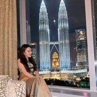 Ayu juga memamerkan pemandangan dari dalam hotel tempatnya menginap. Terlihat jika kamar hotelnya itu menyuguhkan pemandangan gedung-gedung di sana dan menara kembar Petronas. Foto: Instagram/@ayutingting92