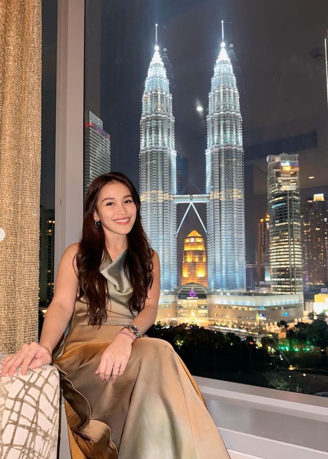 Penampilan Ayu yang terlihat semakinn cantik juga tak kalah mencuri atensi. Ibu satu anak itu tampak mengenakan dress satin dengan rambut panjang yang dibiarkan terurai. Foto: Instagram/@ayutingting92