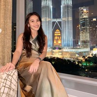 Penampilan Ayu yang terlihat semakinn cantik juga tak kalah mencuri atensi. Ibu satu anak itu tampak mengenakan dress satin dengan rambut panjang yang dibiarkan terurai. Foto: Instagram/@ayutingting92