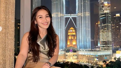 8 Foto Ayu Ting Ting & Keluarga Liburan ke Malaysia, Cantik Pakai Dress Satin