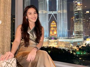 8 Foto Ayu Ting Ting & Keluarga Liburan ke Malaysia, Cantik Pakai Dress Satin