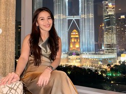 8 Foto Ayu Ting Ting & Keluarga Liburan ke Malaysia, Cantik Pakai Dress Satin