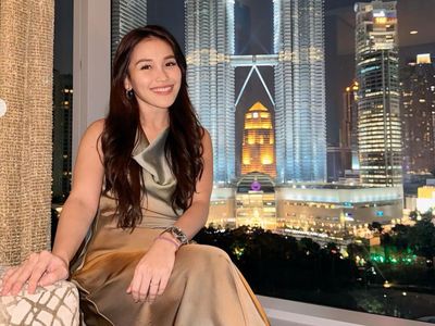 8 Foto Ayu Ting Ting & Keluarga Liburan ke Malaysia, Cantik Pakai Dress Satin