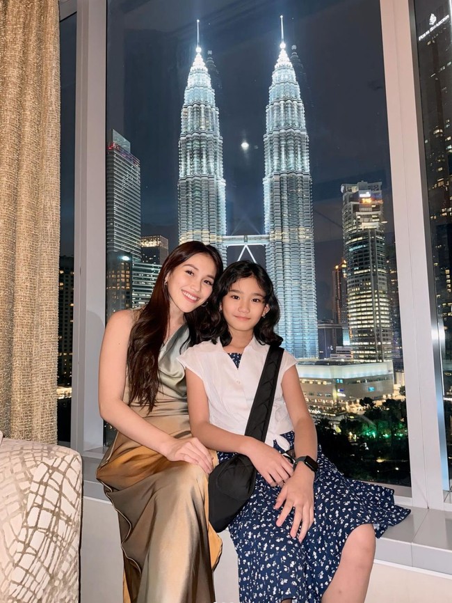 Ayu juga tampil kompak dengan sang anak, Bilqis, yang kini sudah semakin besar. Berpose bersama, keduanya terlihat sama-sama cantik. Foto: Instagram/@ayutingting92